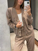 Conjunto Feminino de Jaqueta de Malha com Botões e Calças de Duas Peças