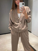 Conjunto Feminino de Jaqueta de Malha com Botões e Calças de Duas Peças