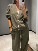 Conjunto Feminino de Jaqueta de Malha com Botões e Calças de Duas Peças